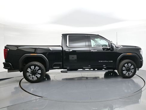 Used 2025 GMC Sierra 3500 Denali w/ Technology Package AWD/4WD image 4