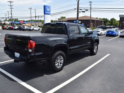 Used 2018 Toyota Tacoma SR5 RWD image 3
