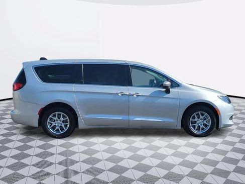Used 2022 Chrysler Voyager LX FWD image 7