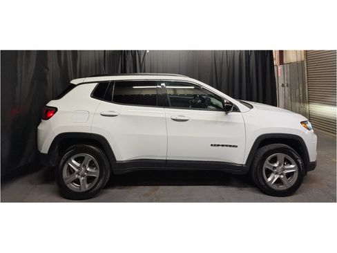 Used 2024 Jeep Compass Latitude AWD/4WD image 4
