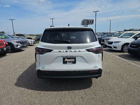 Used 2024 Toyota Sienna XLE AWD/4WD image 4