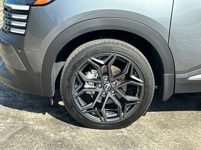 Used 2025 Nissan Kicks SR FWD image 11