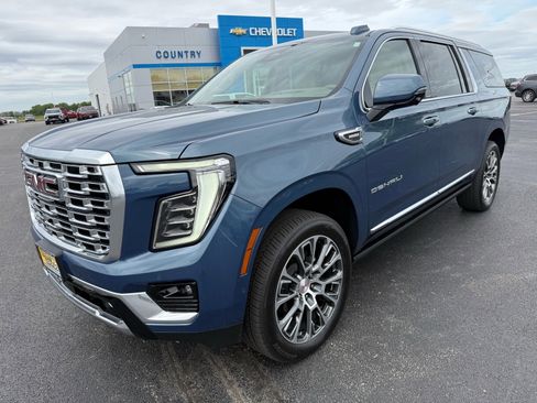 Used 2025 GMC Yukon XL Denali w/ Denali Reserve Package AWD/4WD image 9