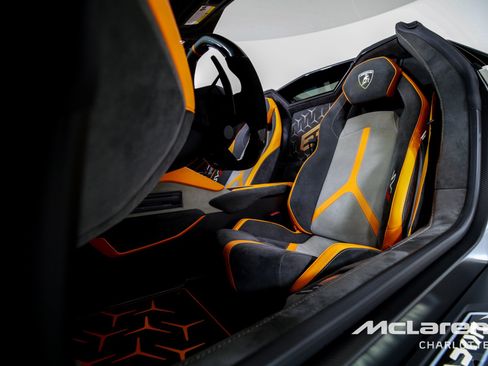 Used 2021 Lamborghini Aventador SVJ AWD/4WD image 13