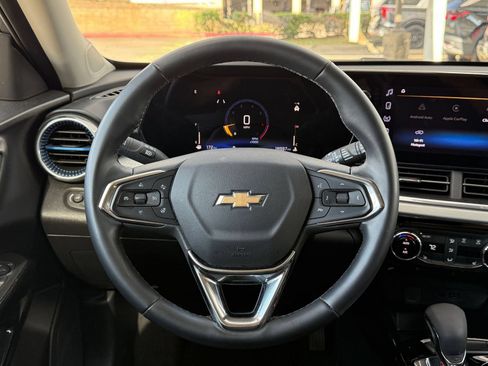Used 2025 Chevrolet Trax LT w/ LT Convenience Package FWD image 28