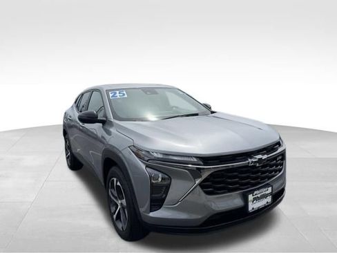 Used 2025 Chevrolet Trax RS w/ Sunroof Package FWD image 3