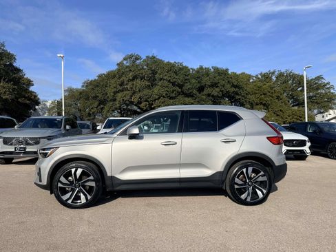 Certified 2025 Volvo XC40 B5 Plus image 3