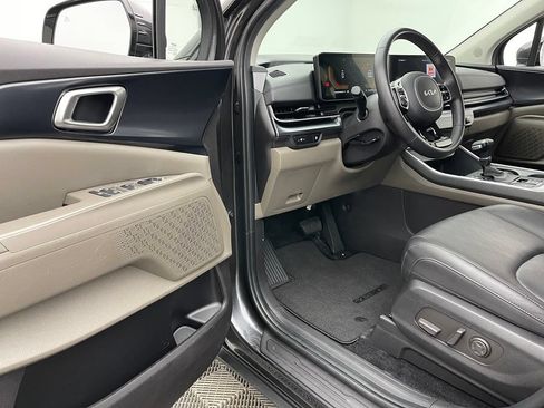 Used 2025 Kia Carnival FWD image 15