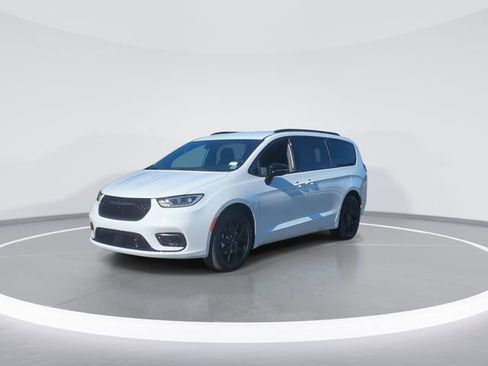 New 2026 Chrysler Pacifica Select w/ S Appearance Package image 4