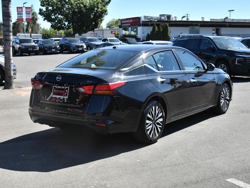 Used 2024 Nissan Altima 2.5 SV FWD image 8