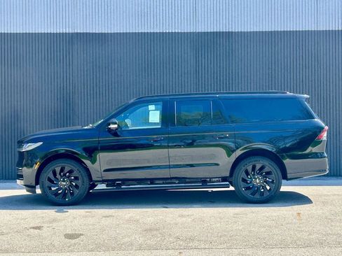 New 2026 Lincoln Navigator L Reserve AWD/4WD image 2