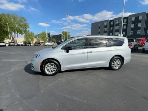 Used 2024 Chrysler Pacifica Touring-L FWD image 6