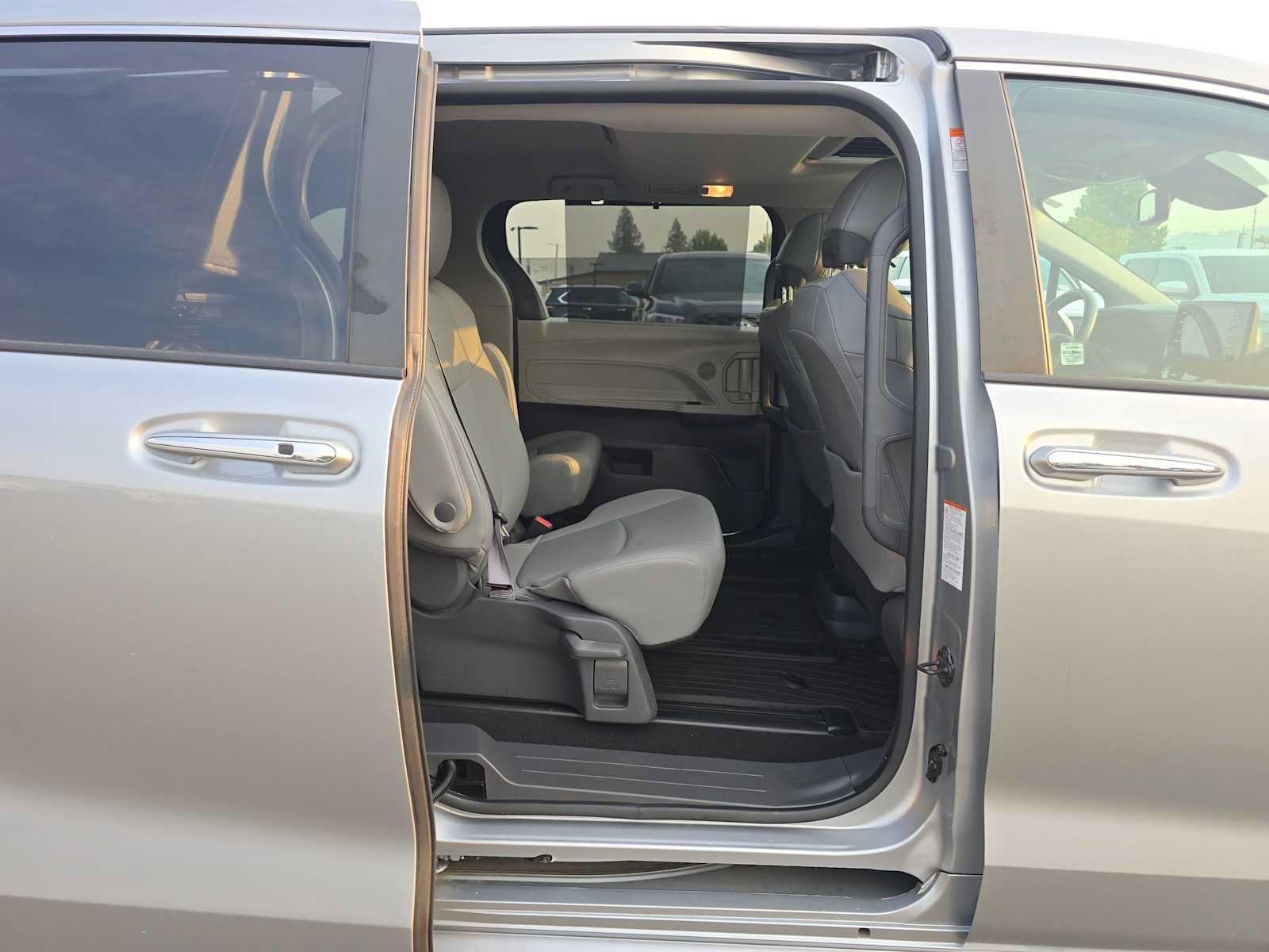 Certified 2021 Toyota Sienna XLE FWD image 14