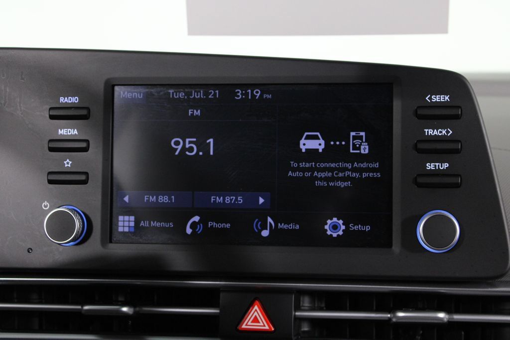Certified 2025 Hyundai Elantra Sport FWD image 9