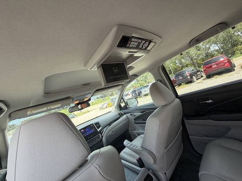 Used 2017 Honda Pilot Touring image 16