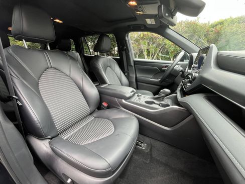 Used 2025 Toyota Highlander XSE AWD/4WD image 34