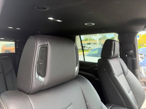 Used 2024 Cadillac Escalade Luxury AWD/4WD image 12