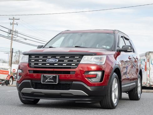 Used 2016 Ford Explorer XLT w/ Equipment Group 202A image 6