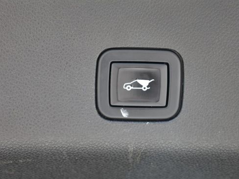 Used 2021 Chevrolet Suburban LT w/ LT Signature Package image 9