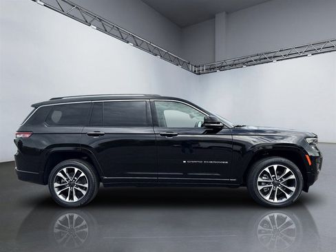 Used 2021 Jeep Grand Cherokee L Overland w/ Luxury Tech Group IV AWD/4WD image 3