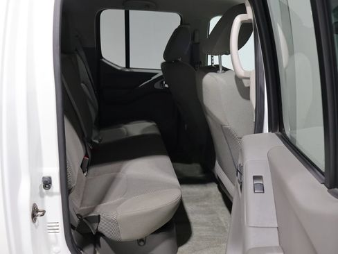 Used 2015 Nissan Frontier SV w/ SV Value Truck Package AWD/4WD image 19