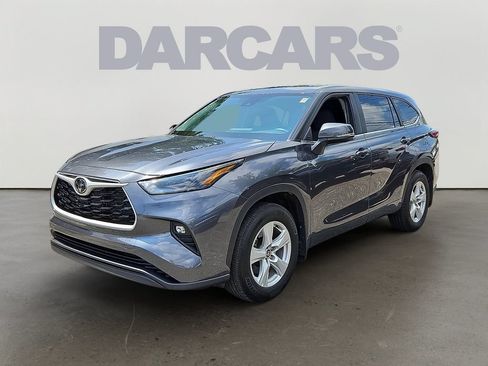 Used 2025 Toyota Highlander LE AWD/4WD image 3
