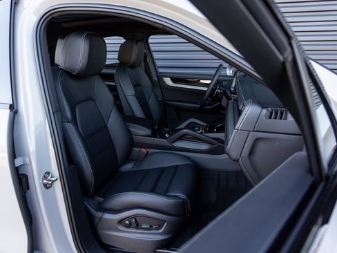 New 2026 Porsche Cayenne Coupe image 32