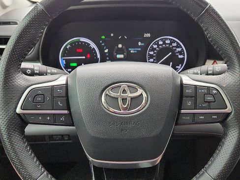 Used 2022 Toyota Sienna Limited image 19