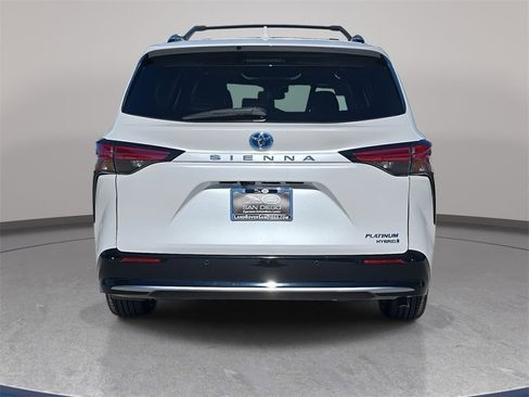 Used 2022 Toyota Sienna Platinum image 7