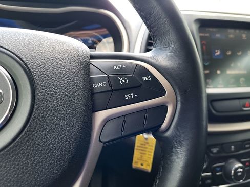 Used 2015 Jeep Cherokee Latitude w/ Cold Weather Group AWD/4WD image 24