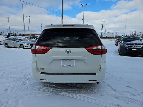 Used 2016 Toyota Sienna XLE image 3