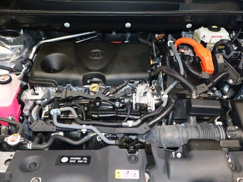 Used 2021 Toyota RAV4 LE image 9