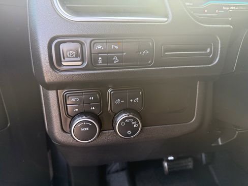 Used 2022 Chevrolet Tahoe Z71 image 11