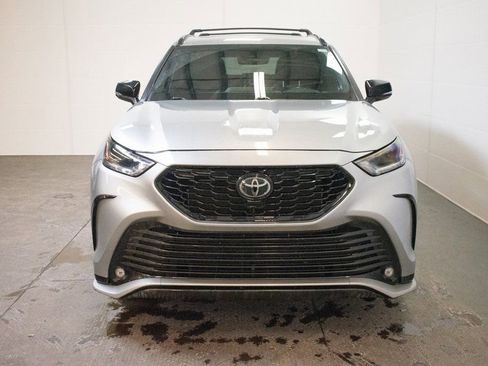 Used 2023 Toyota Highlander XSE AWD/4WD image 2
