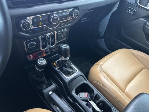Used 2024 Jeep Wrangler Unlimited AWD/4WD image 36