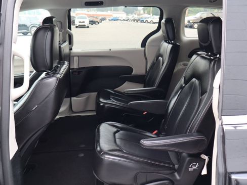 Used 2023 Chrysler Pacifica Touring-L FWD image 5