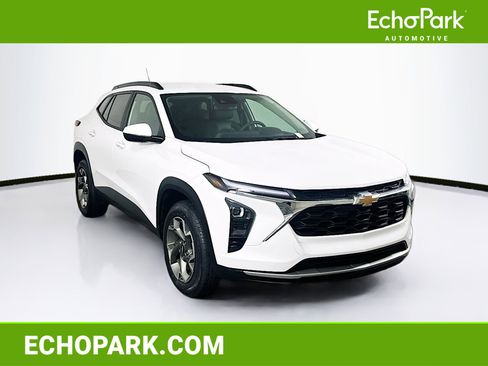 Used 2025 Chevrolet Trax LT image 1