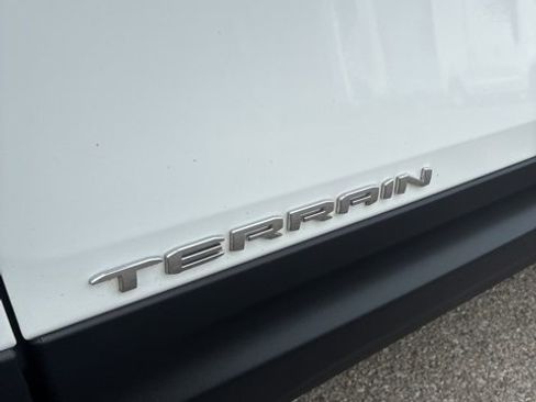 Used 2024 GMC Terrain SLE image 10