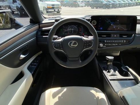 Used 2025 Lexus ES 300h w/ Premium Package FWD image 29