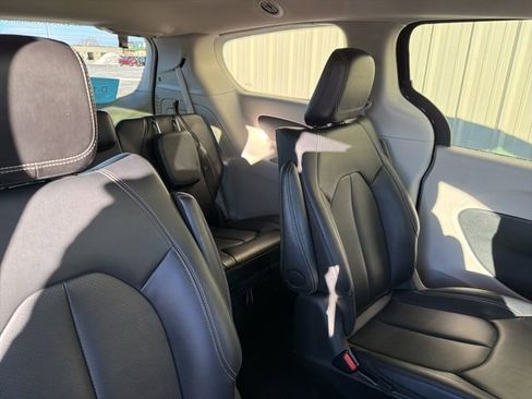 Used 2024 Chrysler Pacifica Select image 9