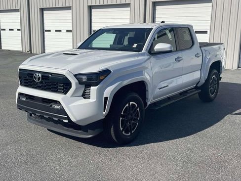 Used 2025 Toyota Tacoma TRD Sport image 3