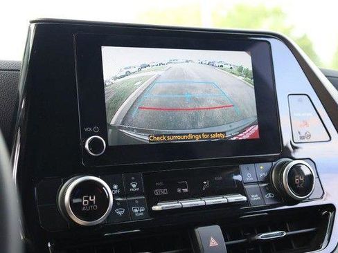Used 2025 Toyota Highlander LE FWD image 14
