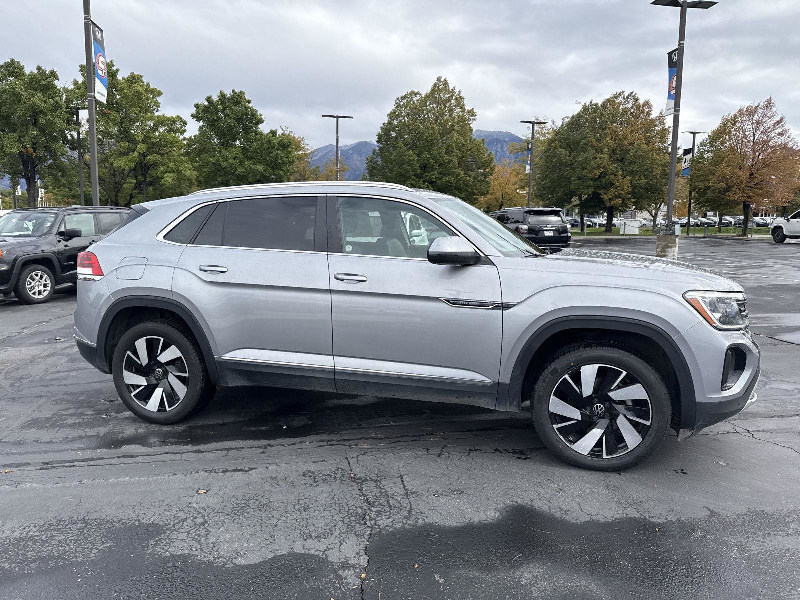 Used 2025 Volkswagen Atlas Cross Sport SEL AWD/4WD image 3