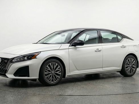 Used 2025 Nissan Altima 2.5 SV image 3