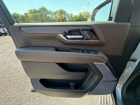 Used 2025 GMC Yukon Denali Ultimate AWD/4WD image 6