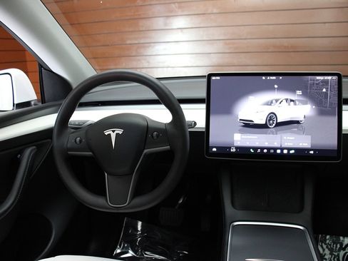 Used 2022 Tesla Model Y Long Range image 24