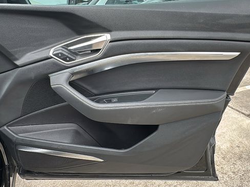 Used 2021 Audi e-tron Premium Plus w/ Premium Plus Package image 30