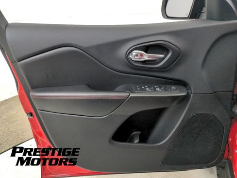 Used 2019 Jeep Cherokee Trailhawk w/ Cold Weather Group AWD/4WD image 28
