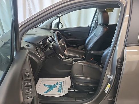 Used 2021 Chevrolet Trax LT w/ LT Convenience Package AWD/4WD image 4