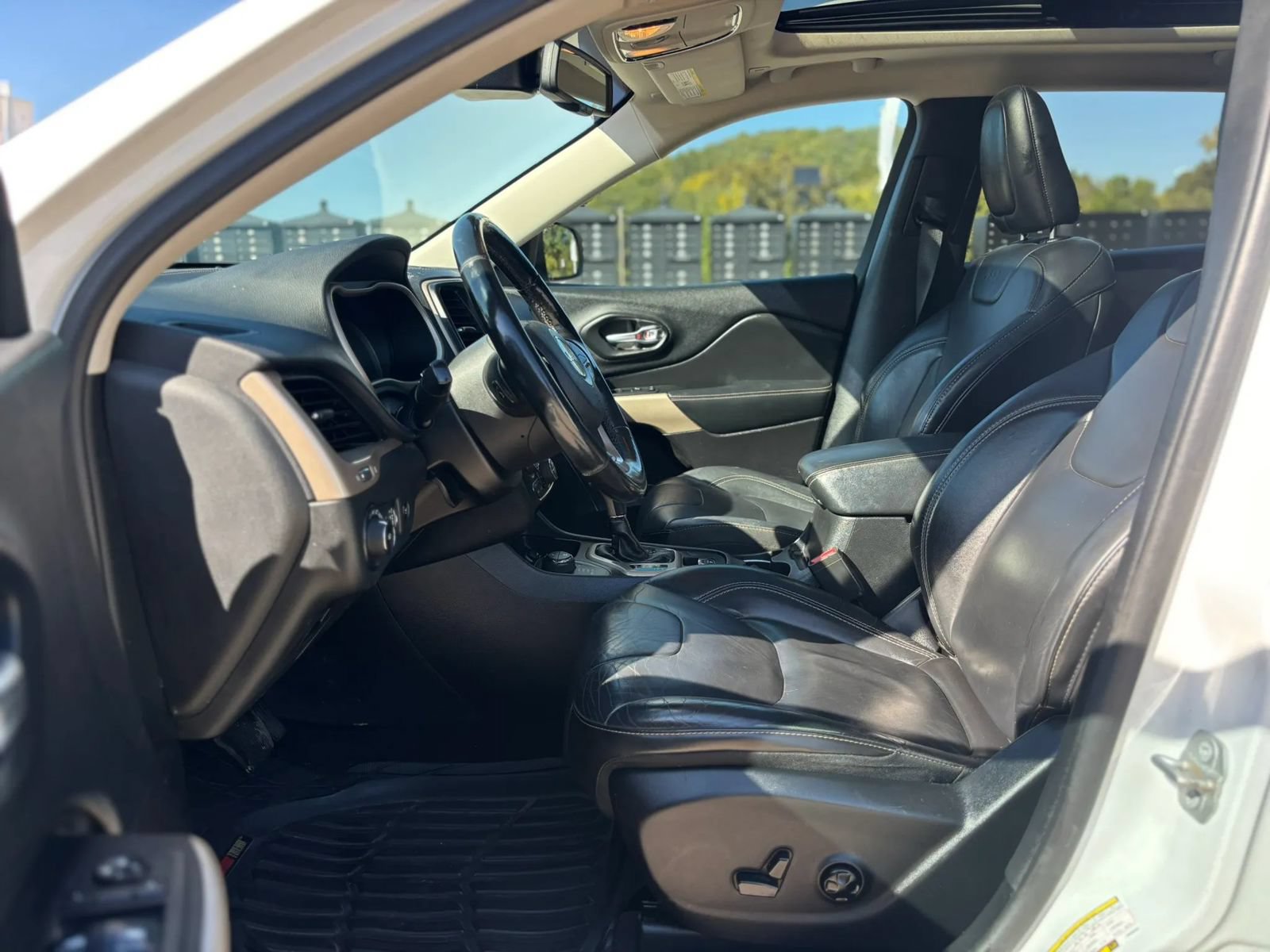Used 2018 Jeep Cherokee Limited w/ Technology Group AWD/4WD image 11